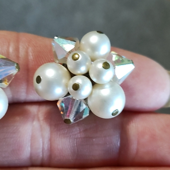VINTAGE 60s CLUSTERED WHITE FAUX PEARL AB CRYSTAL CLIP-ON 1" EARRINGS - Picture 3 of 10